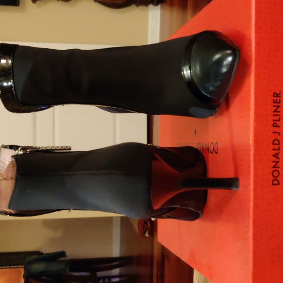 Donald J. Planer genuine leather inside, patent details outside. Leather toe. - Picture 2 of 4